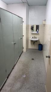 La salle de bains est pourvue d'une douche et d'un lavabo. dans l'établissement Irifune, à Tonosho