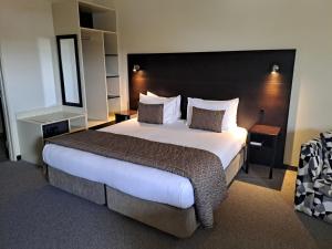a bedroom with a large bed in a hotel room at Ava Lodge in Lower Hutt