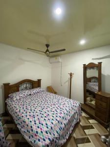 1 dormitorio con 1 cama y ventilador de techo en Apartamento bustos en Puerto Triunfo