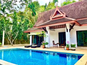 willa z basenem przed domem w obiekcie Villa Malee w mieście Thai Muang
