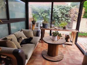 uma sala de estar com um sofá e uma mesa com vasos de plantas em Villa Saint-André, 3 pièces, 6 personnes - FR-1-776-89 em Saint-André