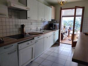 uma cozinha com armários brancos, um lavatório e uma janela em Villa Saint-André, 3 pièces, 6 personnes - FR-1-776-89 em Saint-André