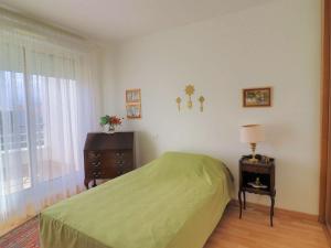 1 dormitorio con 1 cama, vestidor y ventana en Appartement Royan, 3 pièces, 3 personnes - FR-1-494-182, en Royan