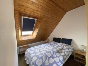 um quarto com uma cama e uma janela em Maison Sarzeau, 2 pièces, 3 personnes - FR-1-639-113 em Sarzeau