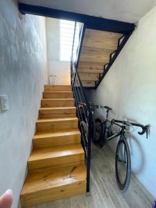 un vélo est garé à côté d'un escalier dans l'établissement Las Pirquitas Villa Giardino, à Huerta Grande
