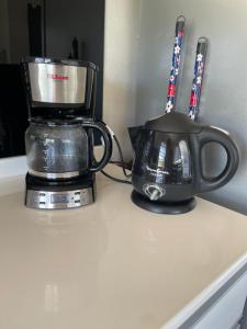 a coffee maker and a blender on a counter at Las Pirquitas Villa Giardino in Huerta Grande