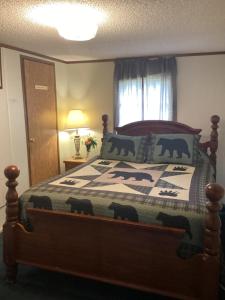 una camera da letto con un letto con gli orsi sopra di Smokey Mountain Overlook a Bryson City