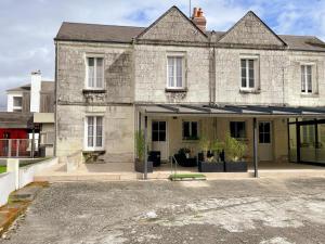 a large stone building with a lot of windows at Gîte Loches, 3 pièces, 3 personnes - FR-1-381-572 in Loches