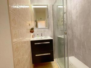 Ένα μπάνιο στο Confort et Charme au Cœur de Loches - Gîte Tout Inclus avec Cour et Parking - FR-1-381-572 +22 φωτογραφίες