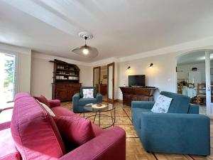 Sala de estar con 2 sofás y mesa en Appartement Briançon, 4 pièces, 6 personnes - FR-1-330C-142, en Briançon