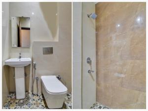 twee foto's van een badkamer met een toilet en een douche bij Super OYO Flagship Hotel Iris Lite in New Delhi