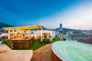 eine Dachterrasse mit einem Pool auf einem Gebäude in der Unterkunft La Vista Patong Hotel in Patong Beach