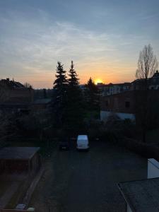 Matahari terbit atau terbenam yang dilihat dari apartmen atau berdekatan
