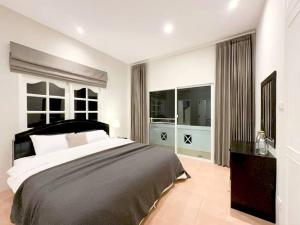 een slaapkamer met een groot bed en 2 ramen bij Prime Hill , Kathu Phuket / E3 in Phuket