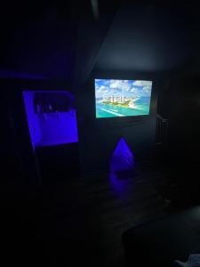 ciemny pokój z telewizorem w ciemnym pokoju w obiekcie Jay's Place on Archdale Light Rail w mieście Charlotte