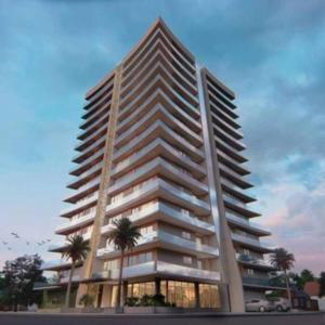 a tall building with palm trees in front of it at Departamento Deluxe 2D in Santa Cruz de la Sierra