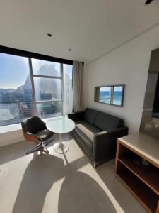 uma sala de estar com um sofá e uma mesa em Hotel Nacional no Rio de Janeiro