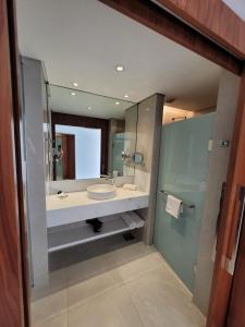 y baño con lavabo y espejo. en Hotel Nacional en Río de Janeiro