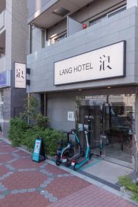 uno scooter parcheggiato di fronte a un edificio di LANG Hotel Kameido-2#Near Akihabara#チェックアウトのみ清掃あり a Tokyo