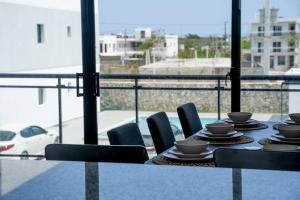 una mesa con sillas y tazas en la parte superior de un balcón en “Hermoso Apartamento En Bávaro” en Punta Cana