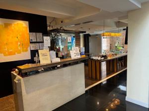 een restaurant met een balie met een bar sidx sidx sidx bij Silom Convent Garden - SHA Extra Plus in Bangkok