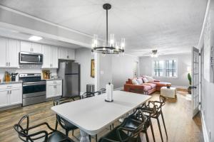 cocina y sala de estar con mesa y sillas en Forest Hills Cottage en Augusta