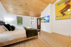 um quarto com uma cama e um cartaz na parede em Bright Velo em Bright