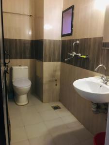 Et badeværelse på Hotel Suramma Pvt. Ltd.