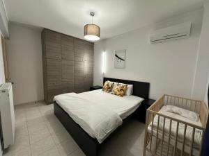 เตียงในห้องที่ Quiet simple brand new luxury apartment by the sea