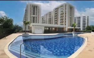 a large swimming pool in front of a large building at Apartamento cómodo en Villeta in Villeta