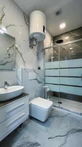 カステル・マッジョーレにあるLoft Office 3の白いバスルーム(トイレ、シンク付)