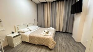 カステル・マッジョーレにあるLoft Office 3のベッドルーム(ベッド1台、椅子、テレビ付)
