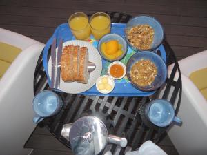 a table with a tray of food on a grill at Mount Pleasant Views in Christchurch