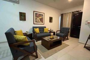 sala de estar con sofá, sillas y mesa en Alitas Doradas, en Mazatlán