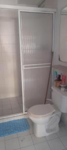 巴耶杜帕爾的住宿－APARTAMENTO 3 HABITACIONES - No aire acondicionado，浴室配有白色卫生间和淋浴。