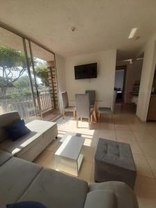 ein Wohnzimmer mit einem Sofa und einem Tisch in der Unterkunft APARTAMENTO 3 HABITACIONES - No aire acondicionado in Valledupar