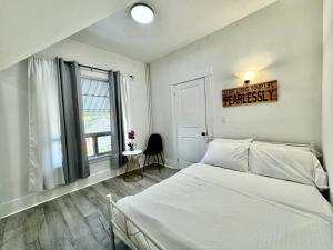 Tempat tidur dalam kamar di House in Seattle 2 Bedrooms with King and Queen Bed and Sofa Bed near Airport and Downtown