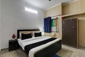 um quarto com uma cama grande num quarto em OYO Flagship Dripp Stay Inn em Lucknow