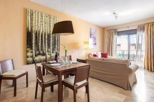 a living room with a table and a couch at Tu hogar en Ronda, la Ciudad Soñada in Ronda