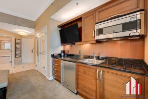 Kuchyň nebo kuchyňský kout v ubytování MGM Signature-29-617 F1 Track & Strip View Balcony