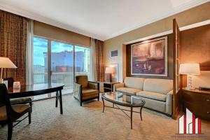 Posezení v ubytování MGM Signature-29-617 F1 Track & Strip View Balcony