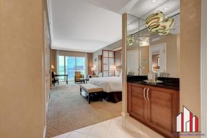 Postel nebo postele na pokoji v ubytování MGM Signature-29-617 F1 Track & Strip View Balcony