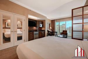 TV a/nebo společenská místnost v ubytování MGM Signature-29-617 F1 Track & Strip View Balcony + 41 fotografií