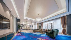 a large living room with couches and a blue rug at Nanyuan Hotel in Ningbo