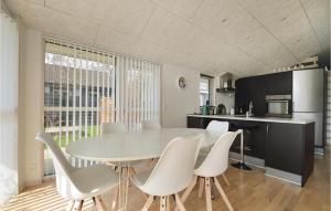 Η κουζίνα ή μικρή κουζίνα στο Two-Bedroom Holiday Home Haderslev 02