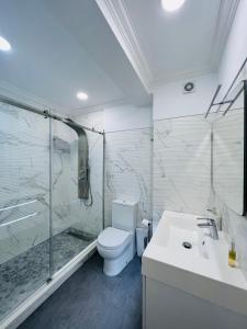 ein Bad mit einer Dusche, einem WC und einem Waschbecken in der Unterkunft Antonio’s Captain Apartment - 200m from the beach in Peniche