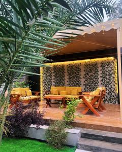un patio con divani, tavolo e sedie di Glory Resort a Al Ahsa