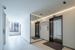korytarz ze szklanymi drzwiami w budynku w obiekcie Ketangxuan Hotel - Shanghai Railway Station Baoshan Road Subway Station w Szanghaju