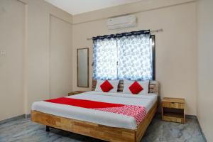En eller flere senger på et rom på OYO New Diwanji Lodge