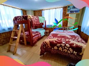 1 dormitorio con cama, escalera y silla en Miravalle Quilotoa Hotel en Zumbagua
